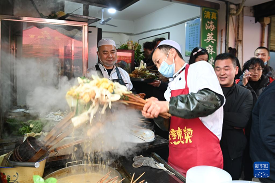 近日，天水市秦州区的天水名优小吃城一麻辣烫店，商家为游客加工麻辣烫。 新华社记者 范培珅摄